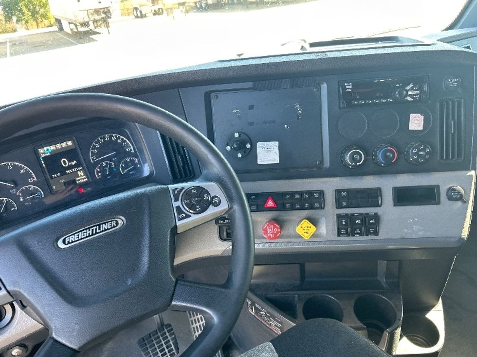 Sleeper Tractor-Heavy Duty Tractors-Freightliner-2021-T12664ST-Dallas-TX-505,222\n\t\tmiles-$ 68,000 - Image 11