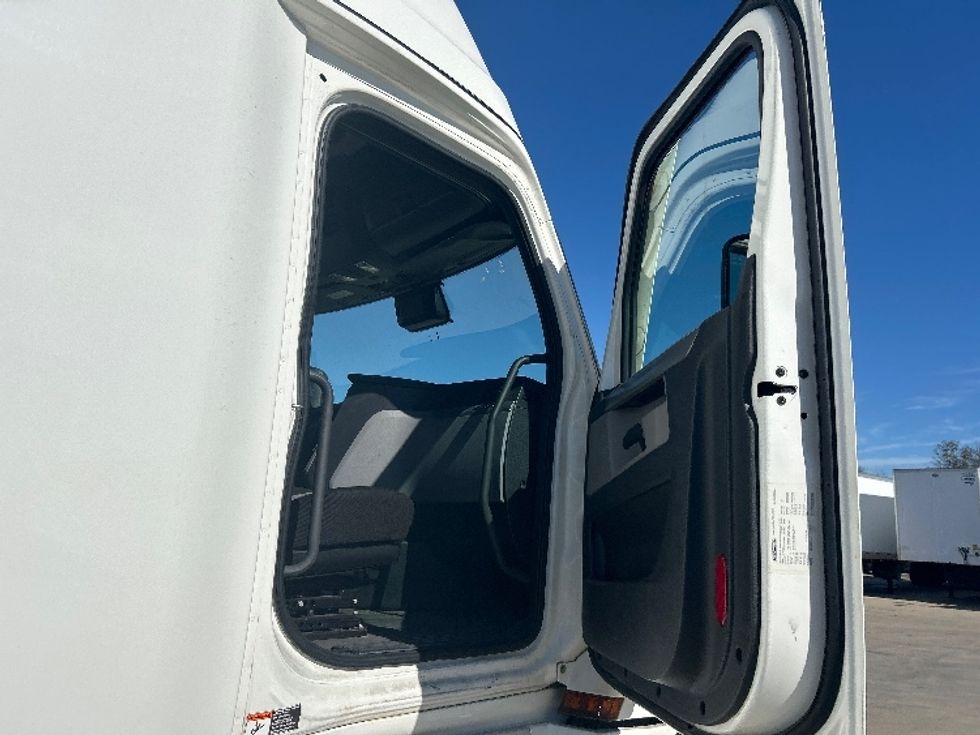 Sleeper Tractor-Heavy Duty Tractors-Freightliner-2021-T12664ST-Dallas-TX-505,222\n\t\tmiles-$ 68,000 - Image 13