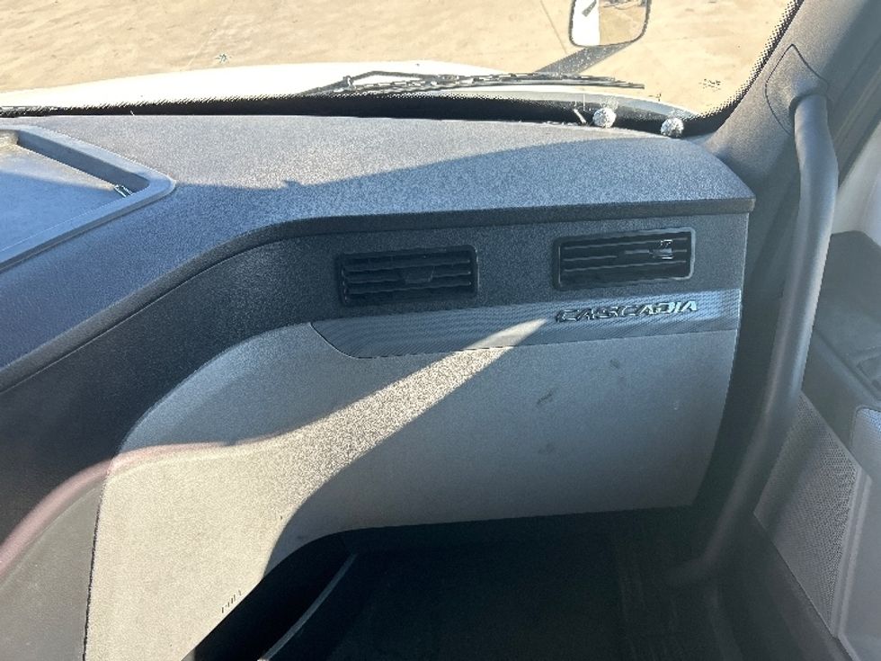 Sleeper Tractor-Heavy Duty Tractors-Freightliner-2021-T12664ST-Dallas-TX-505,222\n\t\tmiles-$ 68,000 - Image 14