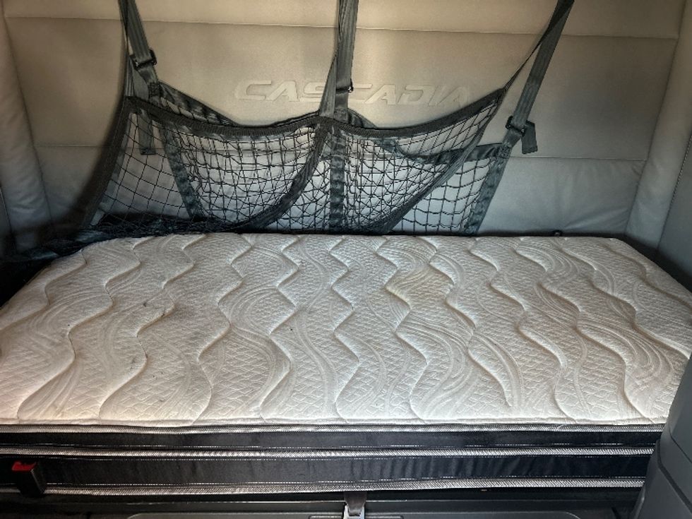 Sleeper Tractor-Heavy Duty Tractors-Freightliner-2021-T12664ST-Dallas-TX-505,222\n\t\tmiles-$ 68,000 - Image 16