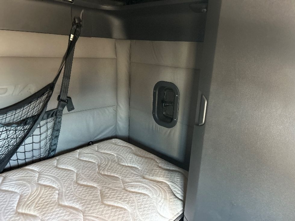 Sleeper Tractor-Heavy Duty Tractors-Freightliner-2021-T12664ST-Dallas-TX-505,222\n\t\tmiles-$ 68,000 - Image 18