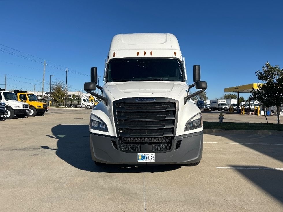 Sleeper Tractor-Heavy Duty Tractors-Freightliner-2021-T12664ST-Dallas-TX-505,222\n\t\tmiles-$ 68,000 - Image 2