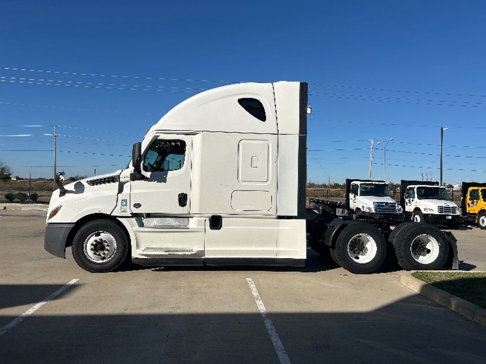 Sleeper Tractor-Heavy Duty Tractors-Freightliner-2021-T12664ST-Dallas-TX-505,222\n\t\tmiles-$ 68,000 - Image 4