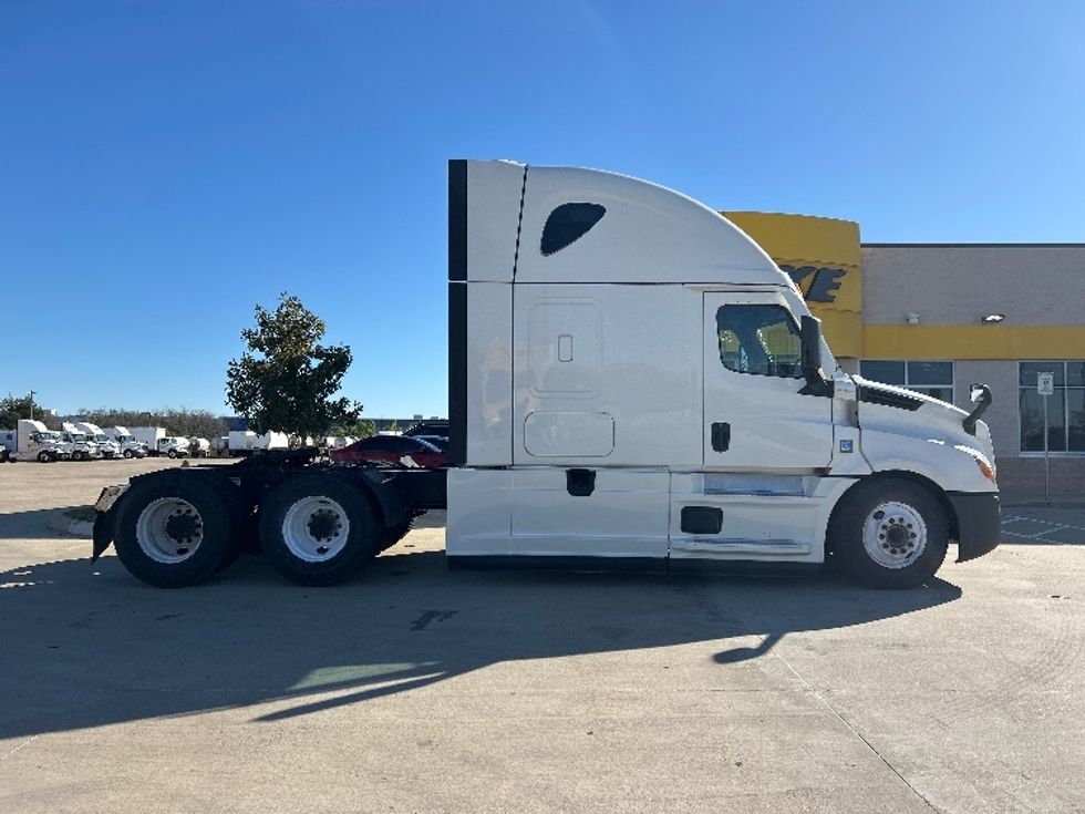 Sleeper Tractor-Heavy Duty Tractors-Freightliner-2021-T12664ST-Dallas-TX-505,222\n\t\tmiles-$ 68,000 - Image 8