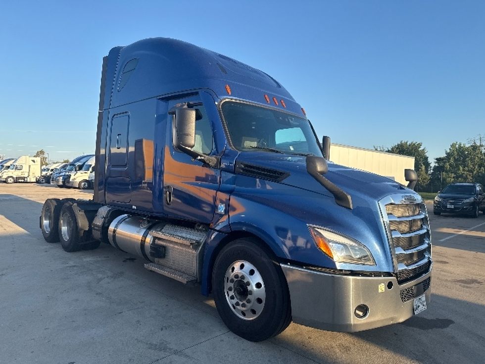Sleeper Tractor-Heavy Duty Tractors-Freightliner-2021-T12664ST-Dallas-TX-518,909\n\t\tmiles-$ 68,000 - Image 1