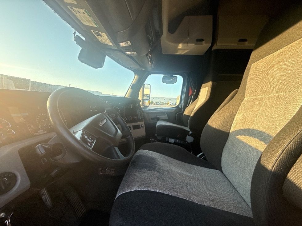 Sleeper Tractor-Heavy Duty Tractors-Freightliner-2021-T12664ST-Dallas-TX-518,909\n\t\tmiles-$ 68,000 - Image 10