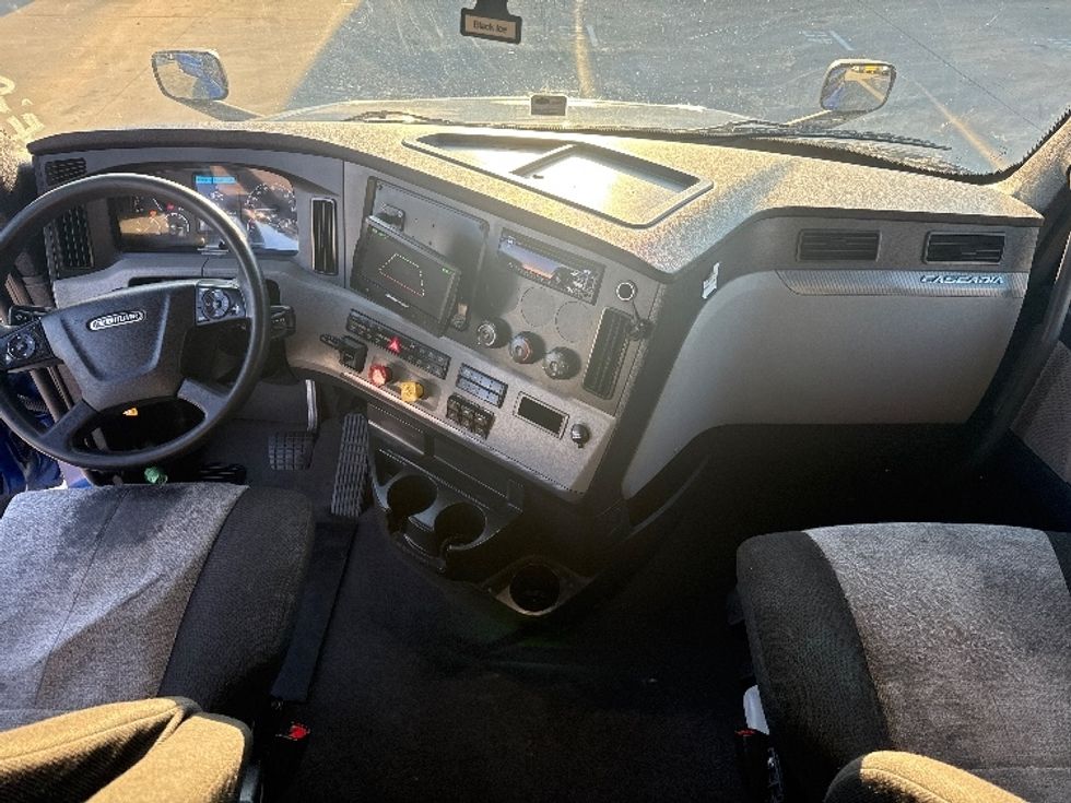 Sleeper Tractor-Heavy Duty Tractors-Freightliner-2021-T12664ST-Dallas-TX-518,909\n\t\tmiles-$ 68,000 - Image 12