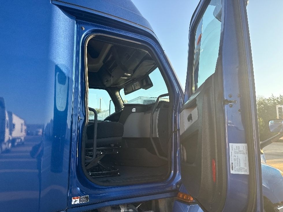 Sleeper Tractor-Heavy Duty Tractors-Freightliner-2021-T12664ST-Dallas-TX-518,909\n\t\tmiles-$ 68,000 - Image 13