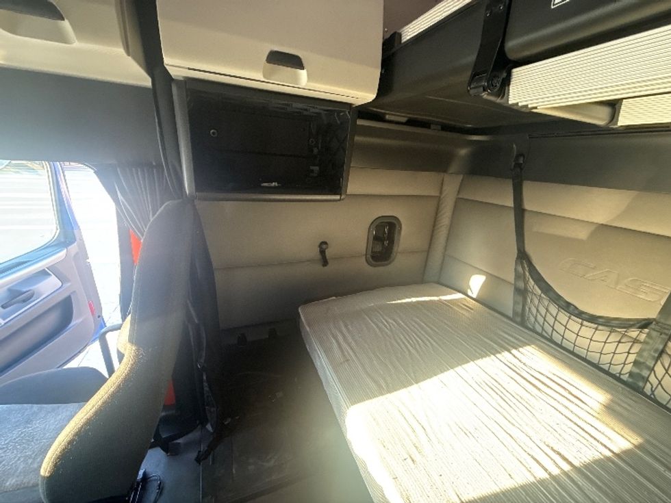 Sleeper Tractor-Heavy Duty Tractors-Freightliner-2021-T12664ST-Dallas-TX-518,909\n\t\tmiles-$ 68,000 - Image 18