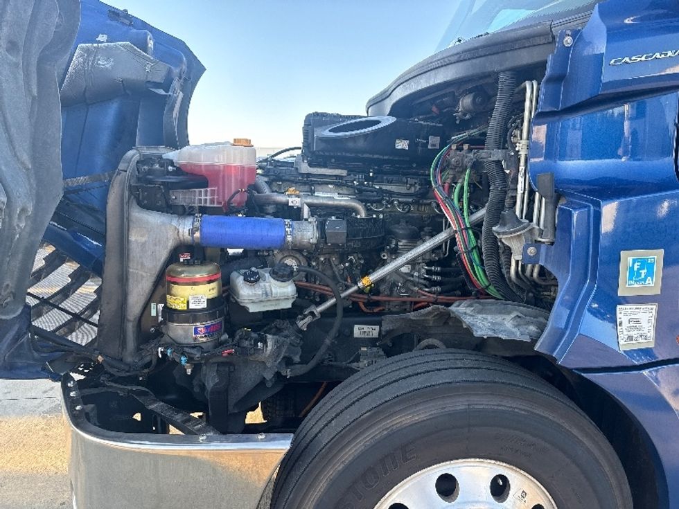Sleeper Tractor-Heavy Duty Tractors-Freightliner-2021-T12664ST-Dallas-TX-518,909\n\t\tmiles-$ 68,000 - Image 20