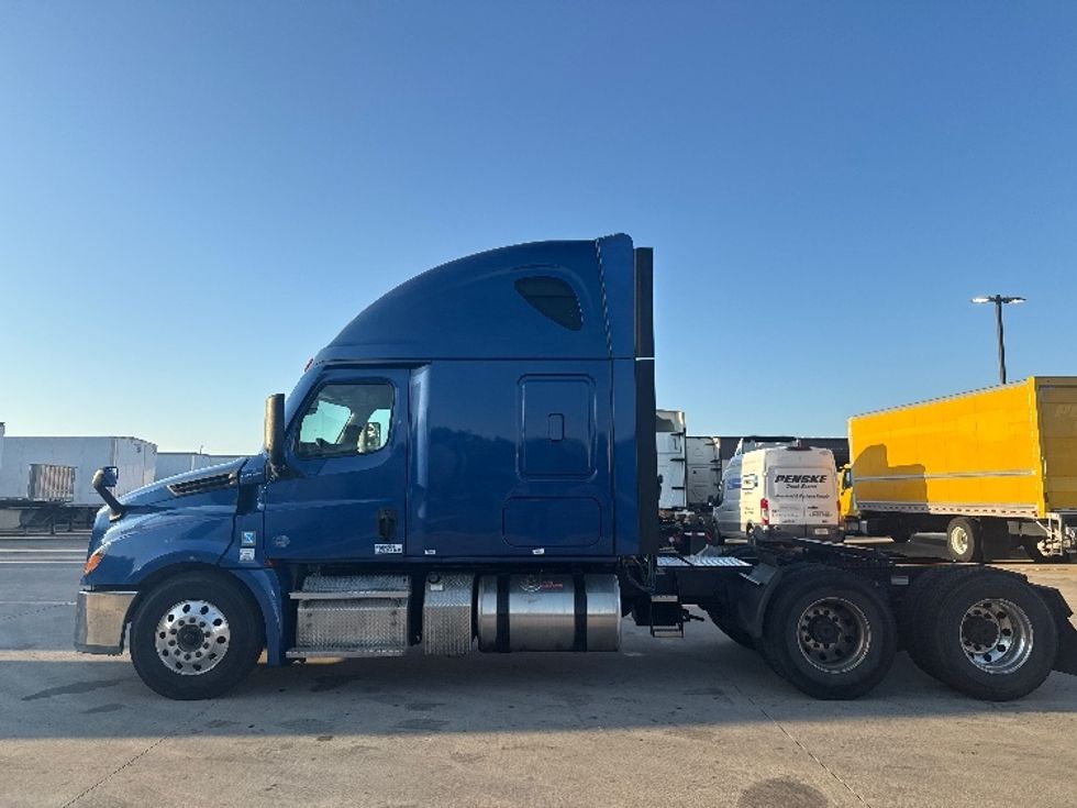 Sleeper Tractor-Heavy Duty Tractors-Freightliner-2021-T12664ST-Dallas-TX-518,909\n\t\tmiles-$ 68,000 - Image 4