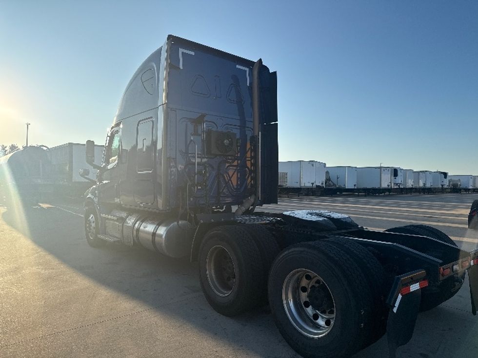 Sleeper Tractor-Heavy Duty Tractors-Freightliner-2021-T12664ST-Dallas-TX-518,909\n\t\tmiles-$ 68,000 - Image 5