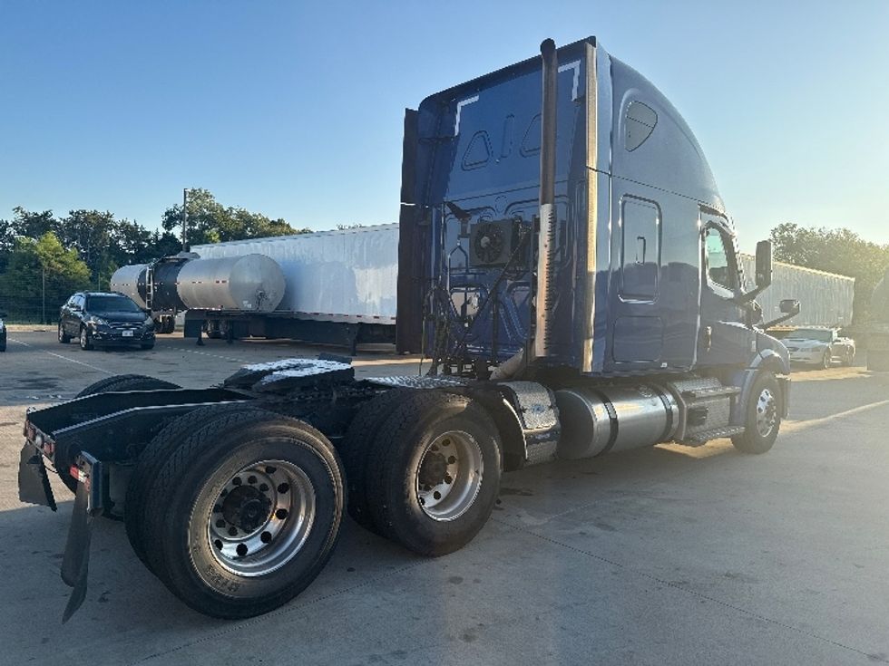Sleeper Tractor-Heavy Duty Tractors-Freightliner-2021-T12664ST-Dallas-TX-518,909\n\t\tmiles-$ 68,000 - Image 7