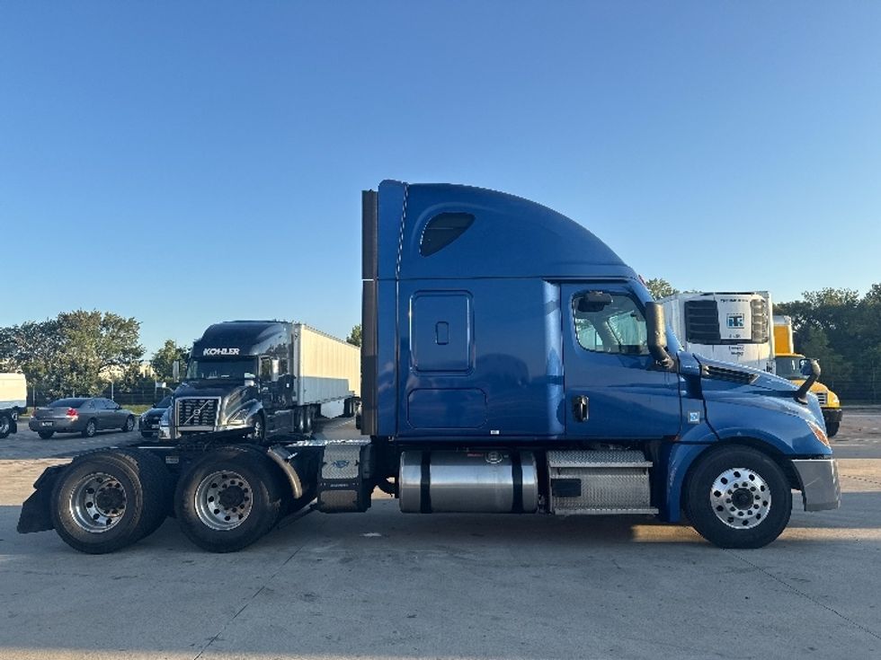 Sleeper Tractor-Heavy Duty Tractors-Freightliner-2021-T12664ST-Dallas-TX-518,909\n\t\tmiles-$ 68,000 - Image 8