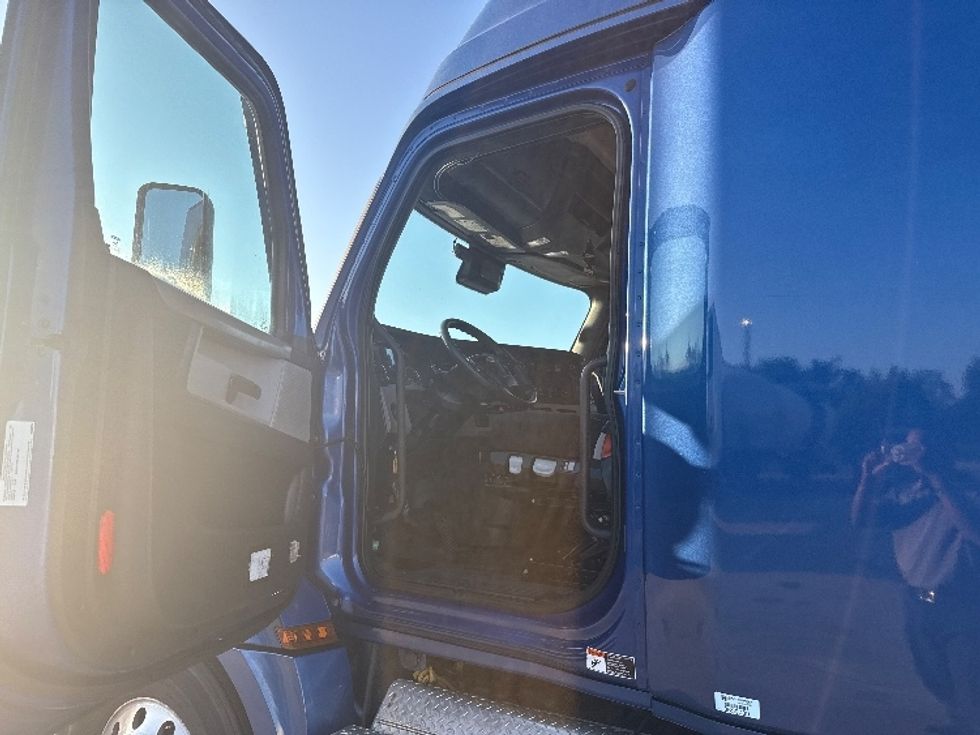 Sleeper Tractor-Heavy Duty Tractors-Freightliner-2021-T12664ST-Dallas-TX-518,909\n\t\tmiles-$ 68,000 - Image 9