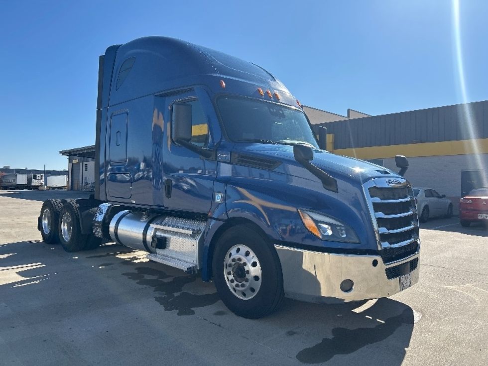 Sleeper Tractor-Heavy Duty Tractors-Freightliner-2021-T12664ST-Dallas-TX-534,522\n\t\tmiles-$ 65,000 - Image 1