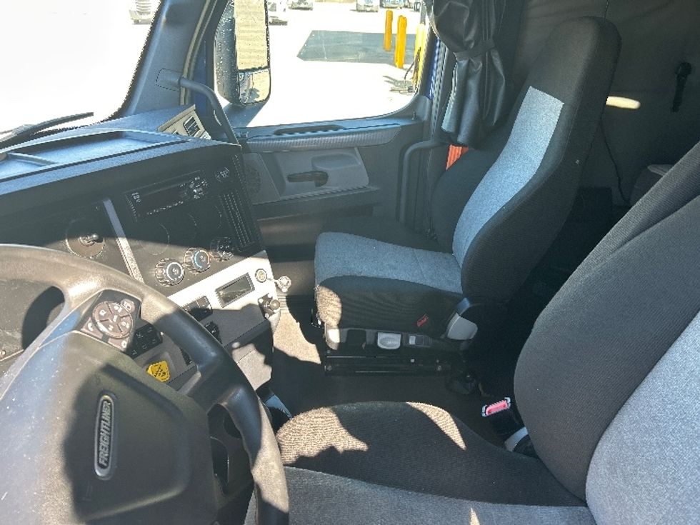 Sleeper Tractor-Heavy Duty Tractors-Freightliner-2021-T12664ST-Dallas-TX-534,522\n\t\tmiles-$ 65,000 - Image 10