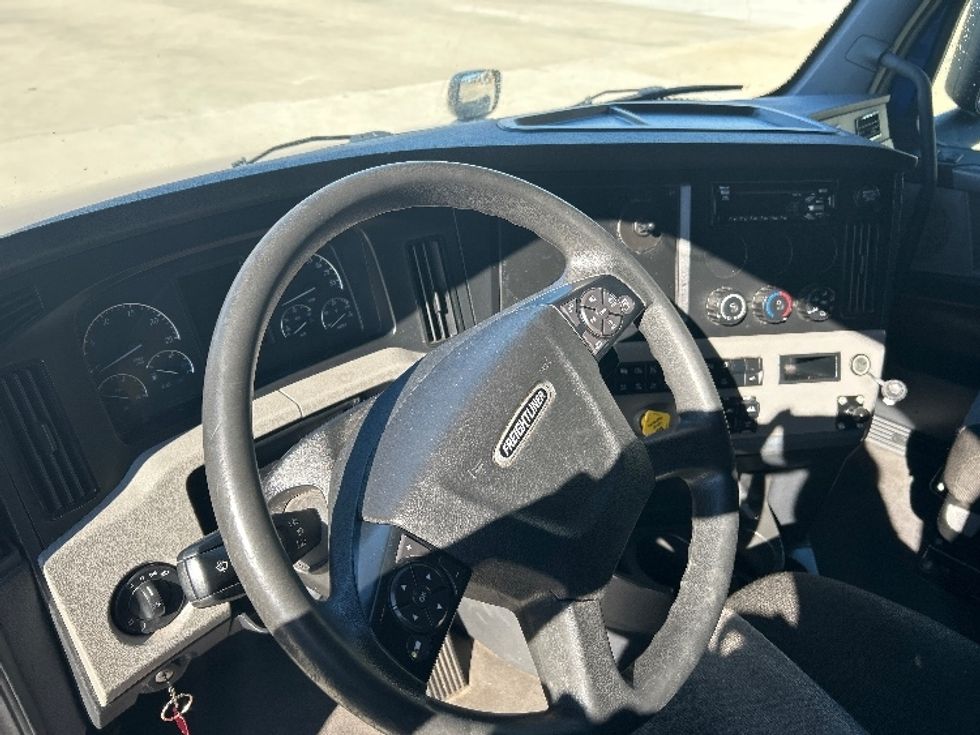 Sleeper Tractor-Heavy Duty Tractors-Freightliner-2021-T12664ST-Dallas-TX-534,522\n\t\tmiles-$ 65,000 - Image 11