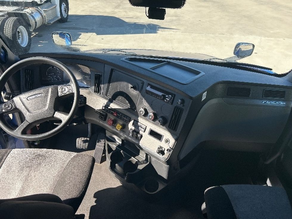 Sleeper Tractor-Heavy Duty Tractors-Freightliner-2021-T12664ST-Dallas-TX-534,522\n\t\tmiles-$ 65,000 - Image 12