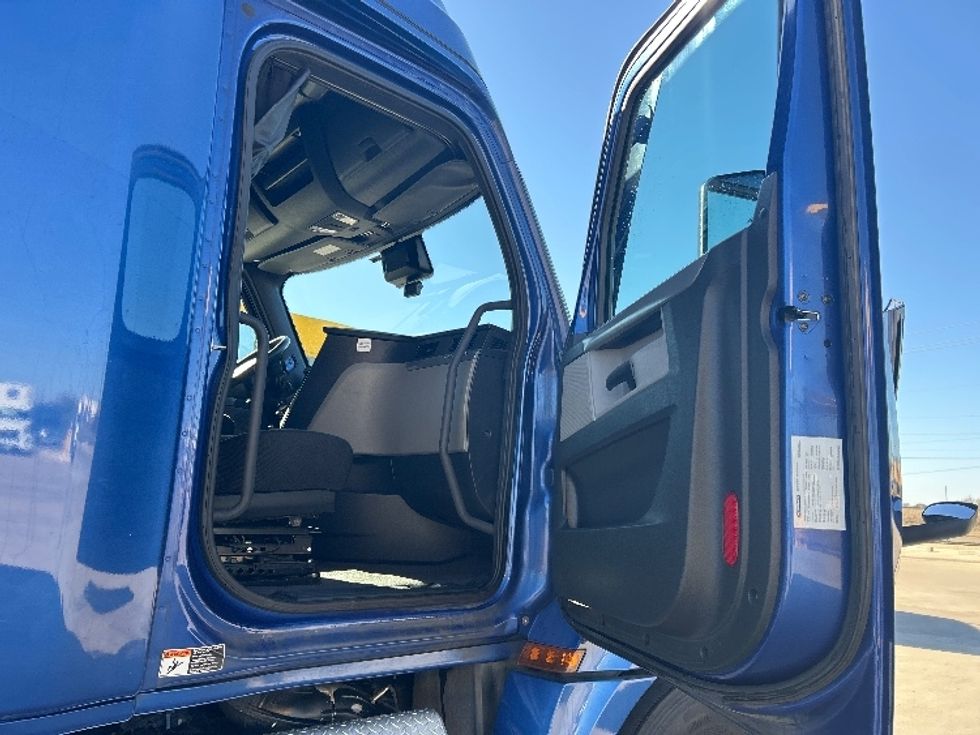 Sleeper Tractor-Heavy Duty Tractors-Freightliner-2021-T12664ST-Dallas-TX-534,522\n\t\tmiles-$ 65,000 - Image 13