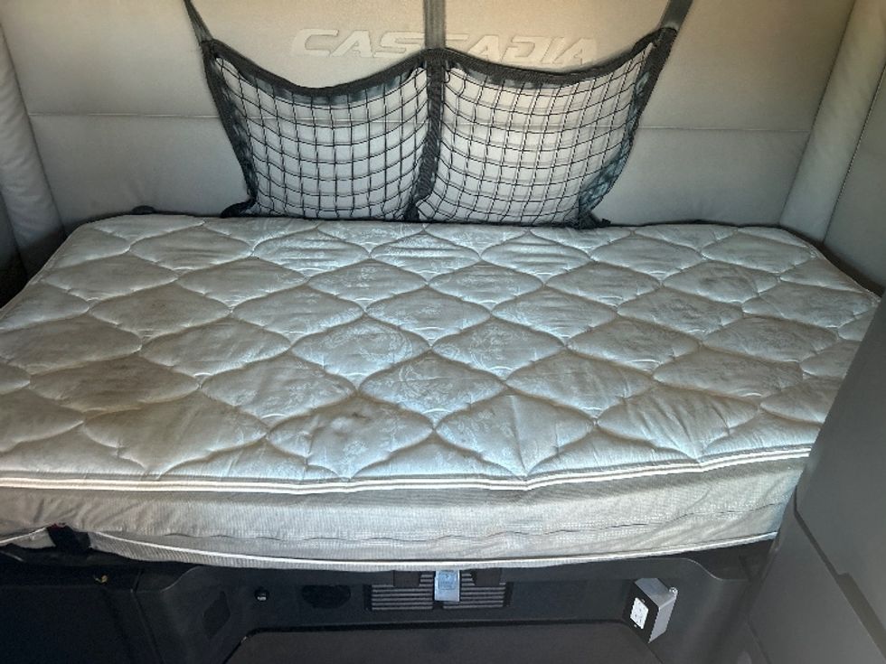 Sleeper Tractor-Heavy Duty Tractors-Freightliner-2021-T12664ST-Dallas-TX-534,522\n\t\tmiles-$ 65,000 - Image 16