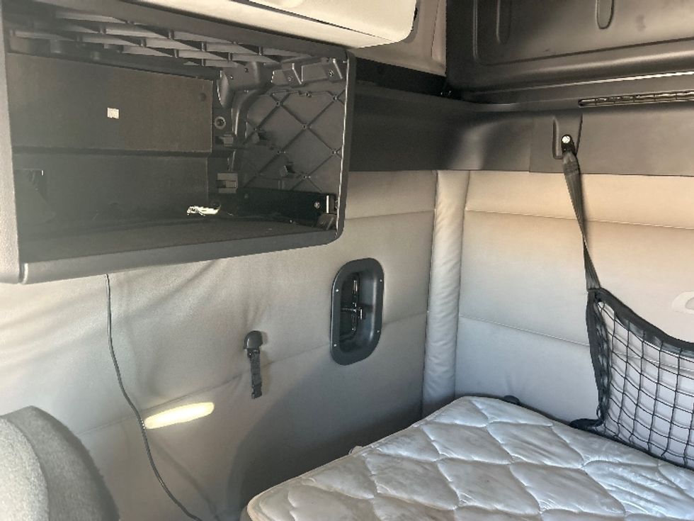 Sleeper Tractor-Heavy Duty Tractors-Freightliner-2021-T12664ST-Dallas-TX-534,522\n\t\tmiles-$ 65,000 - Image 19