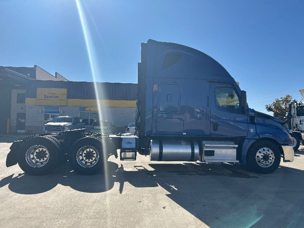 Sleeper Tractor-Heavy Duty Tractors-Freightliner-2021-T12664ST-Dallas-TX-534,522\n\t\tmiles-$ 65,000 - Image 8