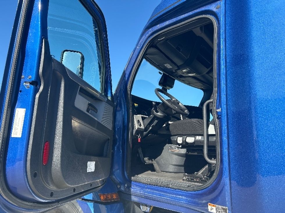 Sleeper Tractor-Heavy Duty Tractors-Freightliner-2021-T12664ST-Dallas-TX-534,522\n\t\tmiles-$ 65,000 - Image 9