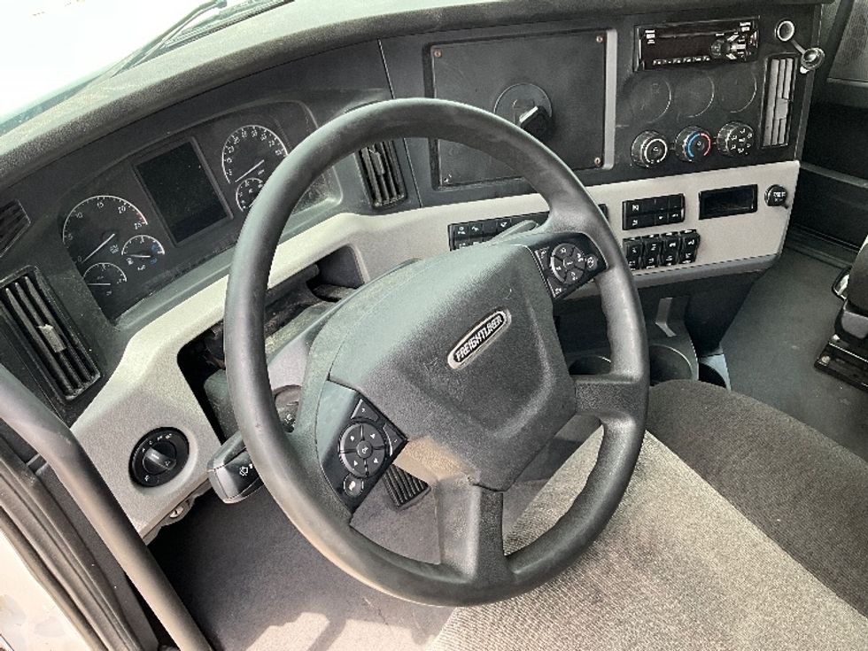 Sleeper Tractor-Heavy Duty Tractors-Freightliner-2021-T12664ST-Dallas-TX-559,773\n\t\tmiles-$ 66,500 - Image 10