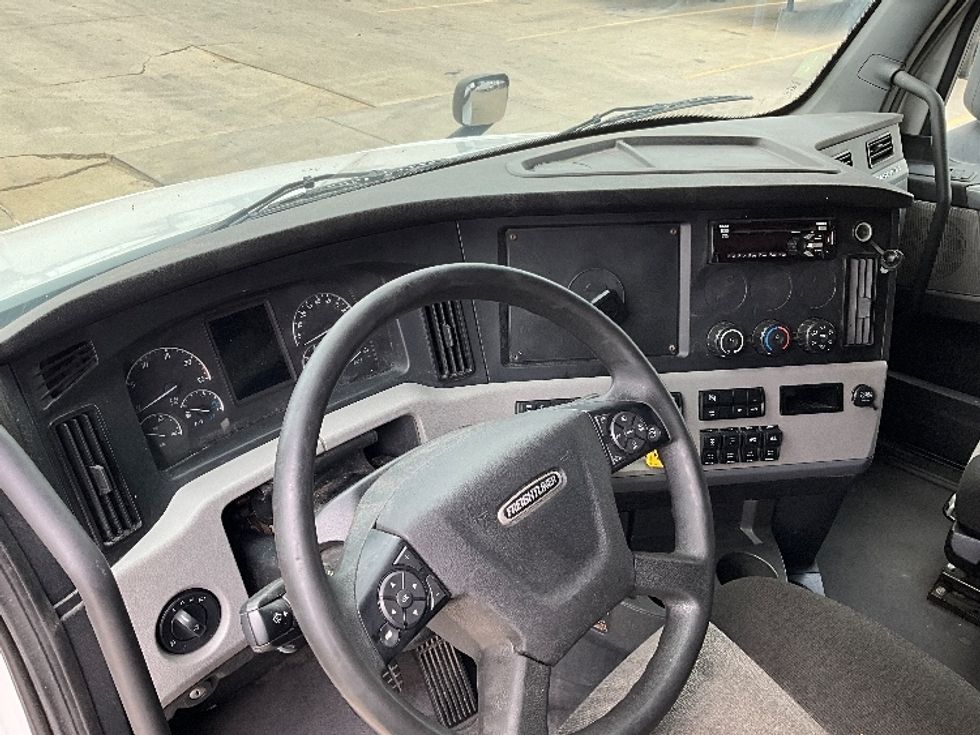 Sleeper Tractor-Heavy Duty Tractors-Freightliner-2021-T12664ST-Dallas-TX-559,773\n\t\tmiles-$ 66,500 - Image 11