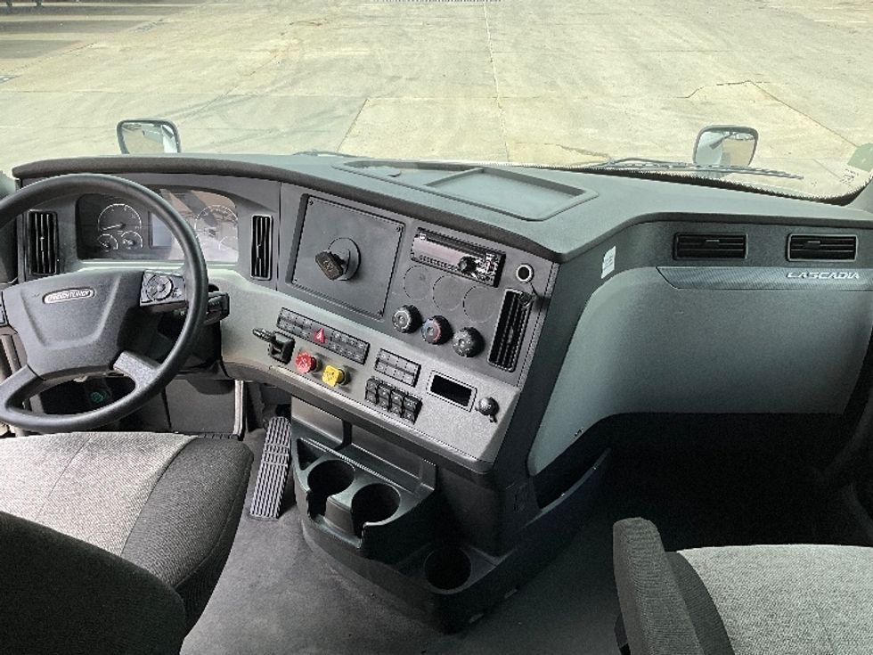 Sleeper Tractor-Heavy Duty Tractors-Freightliner-2021-T12664ST-Dallas-TX-559,773\n\t\tmiles-$ 66,500 - Image 12
