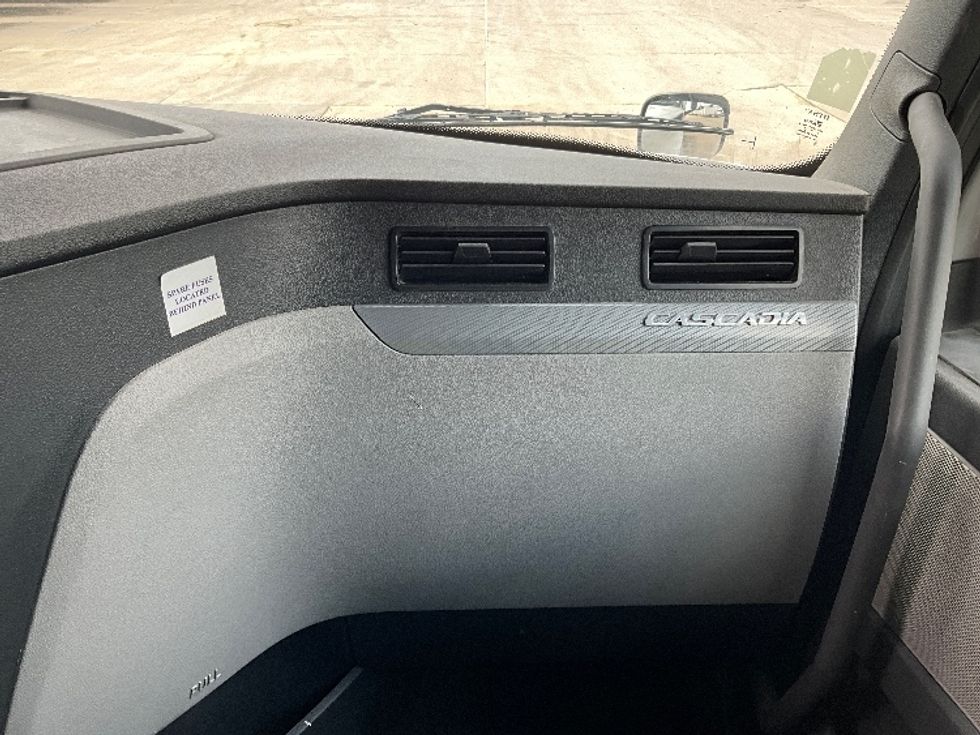 Sleeper Tractor-Heavy Duty Tractors-Freightliner-2021-T12664ST-Dallas-TX-559,773\n\t\tmiles-$ 66,500 - Image 14