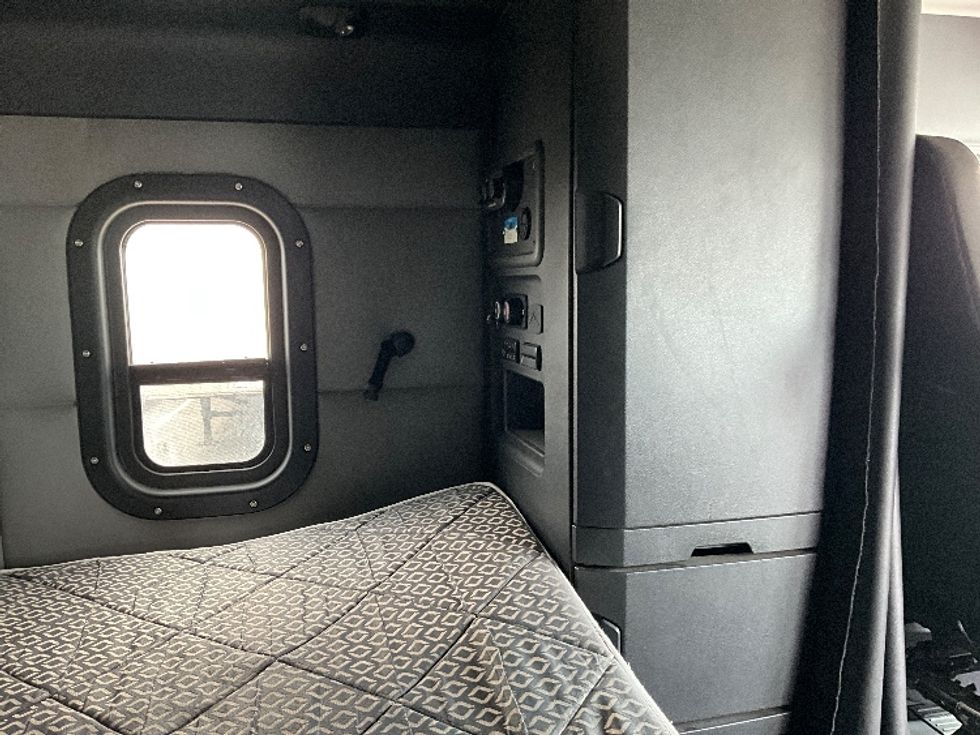 Sleeper Tractor-Heavy Duty Tractors-Freightliner-2021-T12664ST-Dallas-TX-559,773\n\t\tmiles-$ 66,500 - Image 18