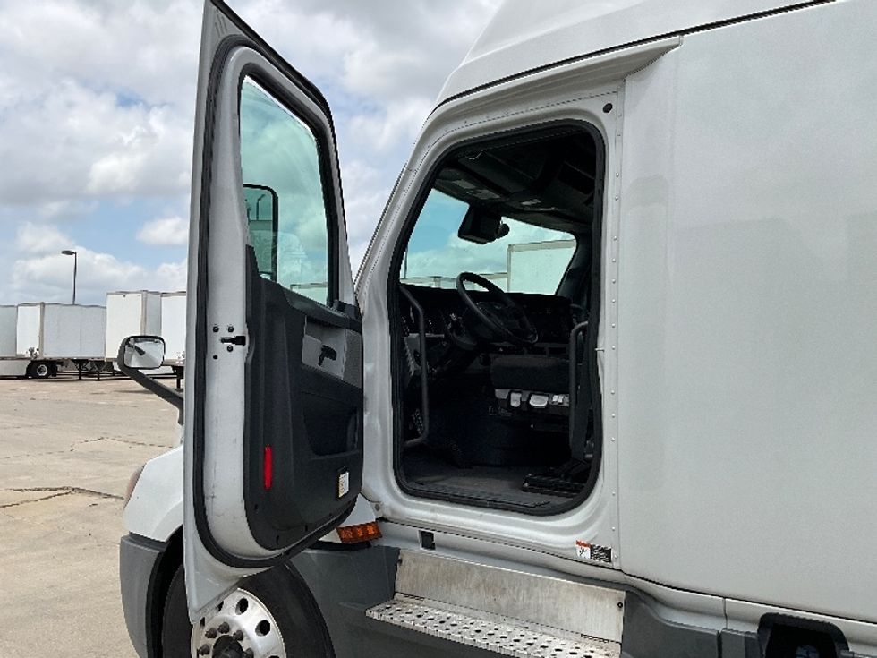 Sleeper Tractor-Heavy Duty Tractors-Freightliner-2021-T12664ST-Dallas-TX-559,773\n\t\tmiles-$ 66,500 - Image 9