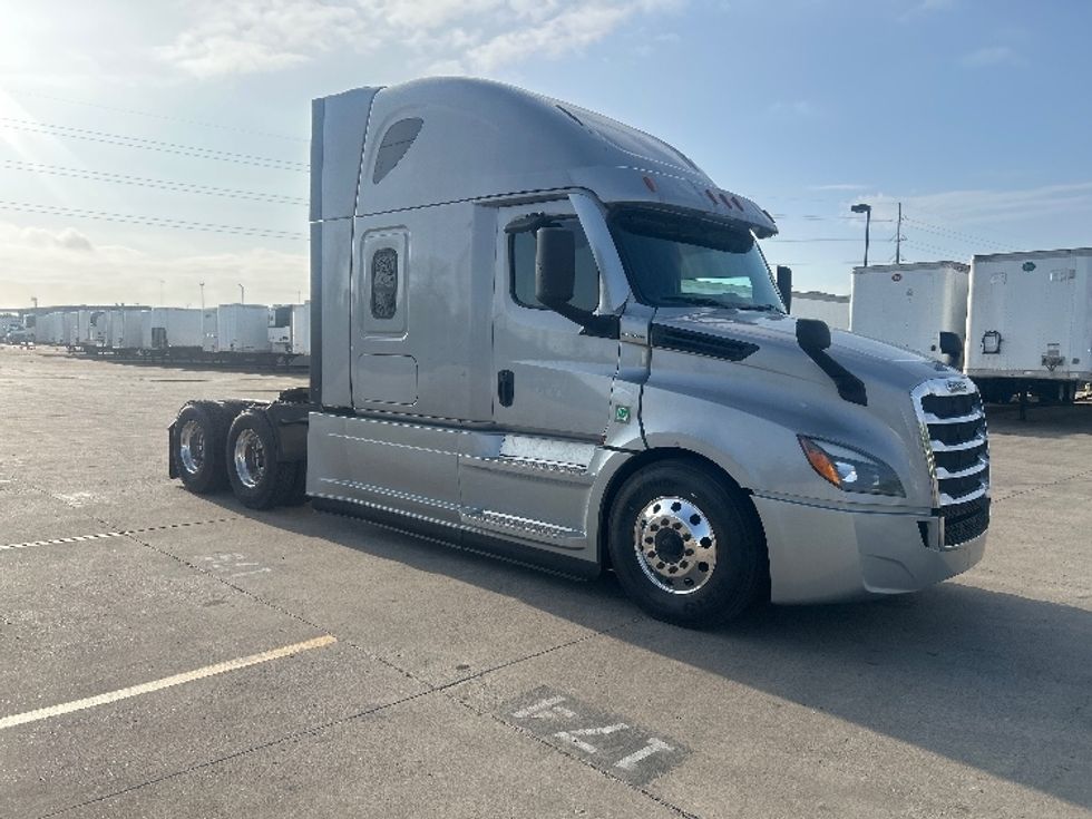 Sleeper Tractor-Heavy Duty Tractors-Freightliner-2021-T12664ST-Dallas-TX-719,995\n\t\tmiles-$ 39,500 - Image 1