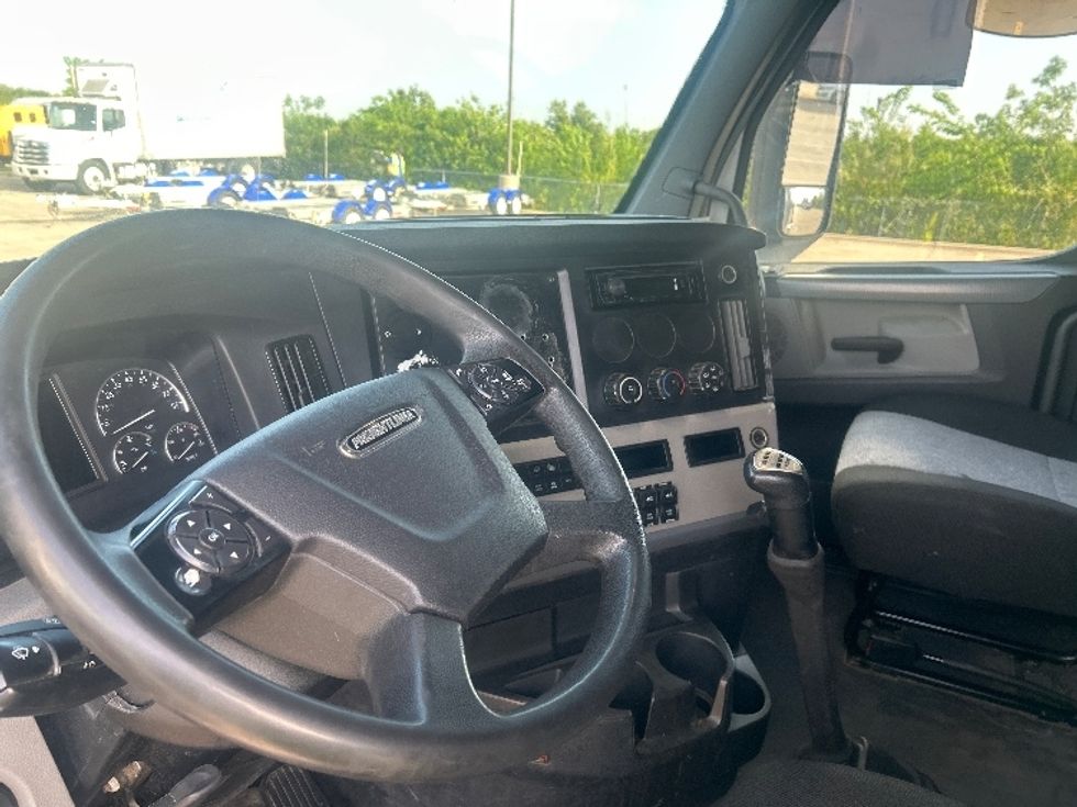 Sleeper Tractor-Heavy Duty Tractors-Freightliner-2021-T12664ST-Dallas-TX-719,995\n\t\tmiles-$ 39,500 - Image 10