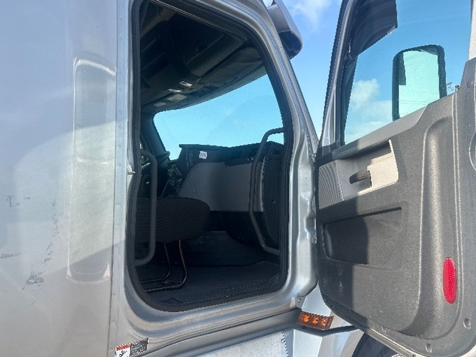 Sleeper Tractor-Heavy Duty Tractors-Freightliner-2021-T12664ST-Dallas-TX-719,995\n\t\tmiles-$ 39,500 - Image 13