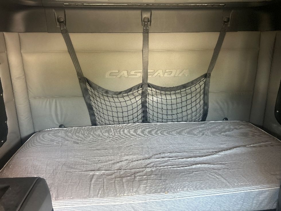 Sleeper Tractor-Heavy Duty Tractors-Freightliner-2021-T12664ST-Dallas-TX-719,995\n\t\tmiles-$ 39,500 - Image 16