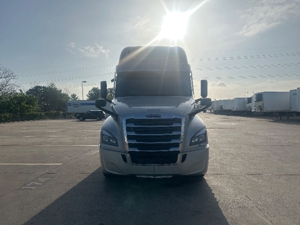 Sleeper Tractor-Heavy Duty Tractors-Freightliner-2021-T12664ST-Dallas-TX-719,995\n\t\tmiles-$ 39,500 - Image 2
