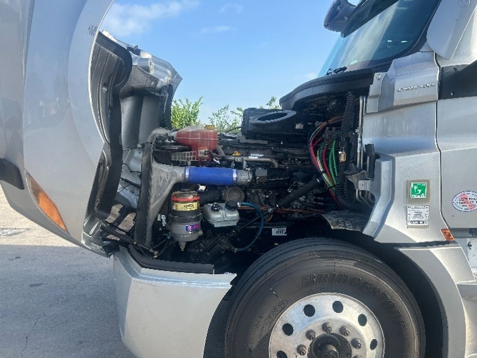 Sleeper Tractor-Heavy Duty Tractors-Freightliner-2021-T12664ST-Dallas-TX-719,995\n\t\tmiles-$ 39,500 - Image 21