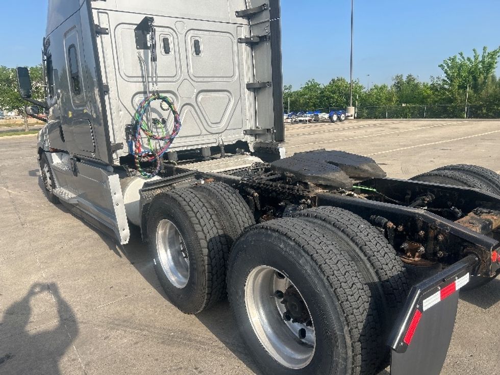 Sleeper Tractor-Heavy Duty Tractors-Freightliner-2021-T12664ST-Dallas-TX-719,995\n\t\tmiles-$ 39,500 - Image 22
