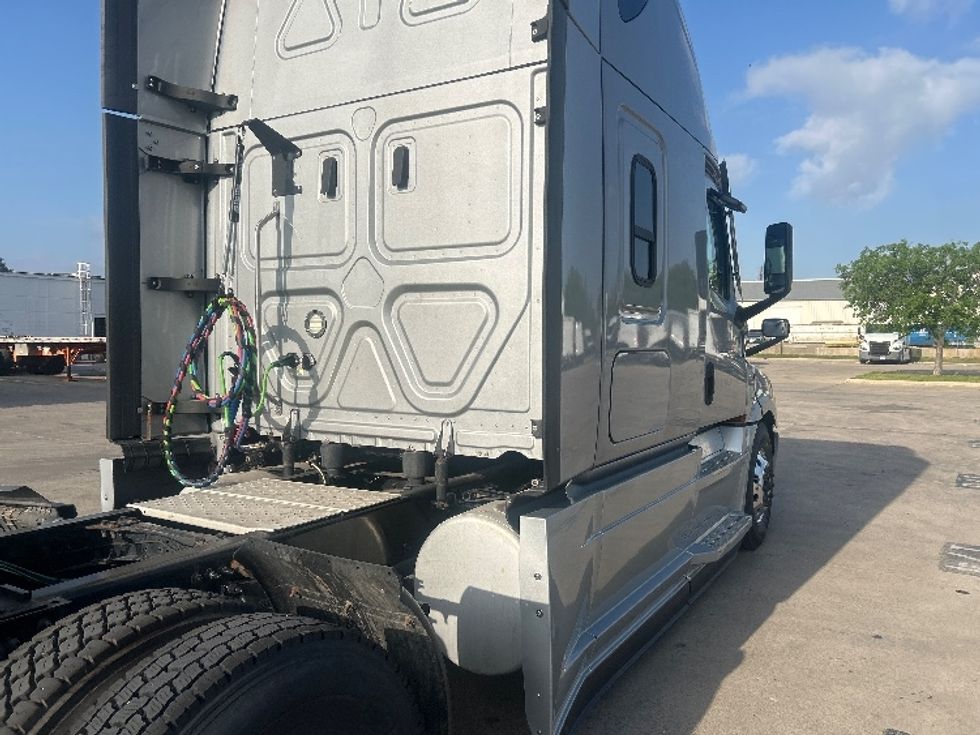 Sleeper Tractor-Heavy Duty Tractors-Freightliner-2021-T12664ST-Dallas-TX-719,995\n\t\tmiles-$ 39,500 - Image 23