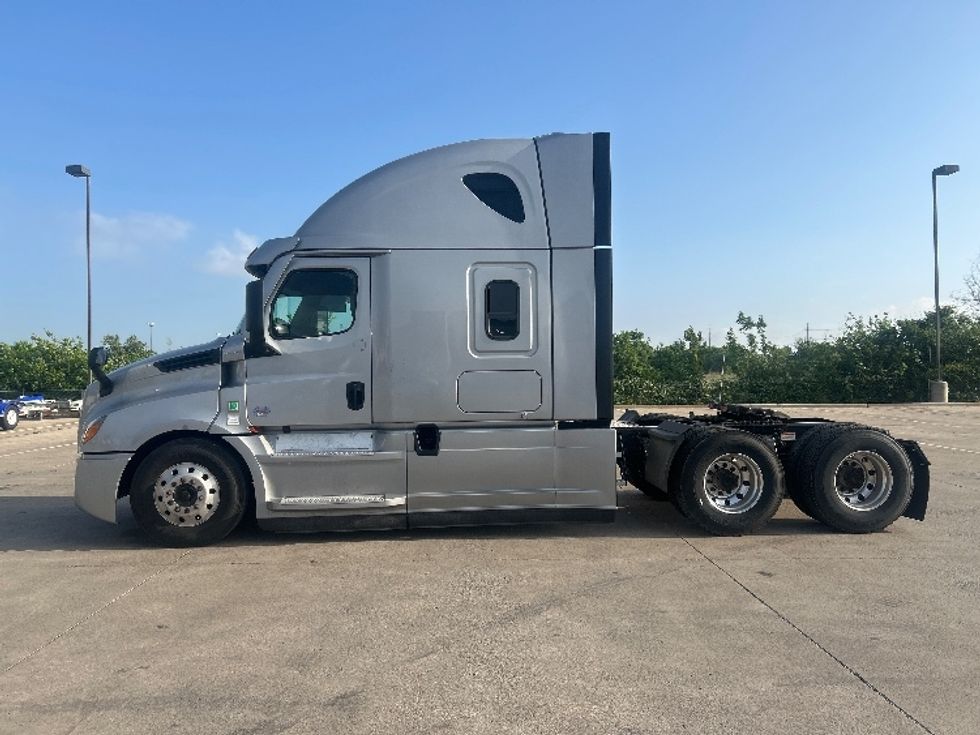 Sleeper Tractor-Heavy Duty Tractors-Freightliner-2021-T12664ST-Dallas-TX-719,995\n\t\tmiles-$ 39,500 - Image 4
