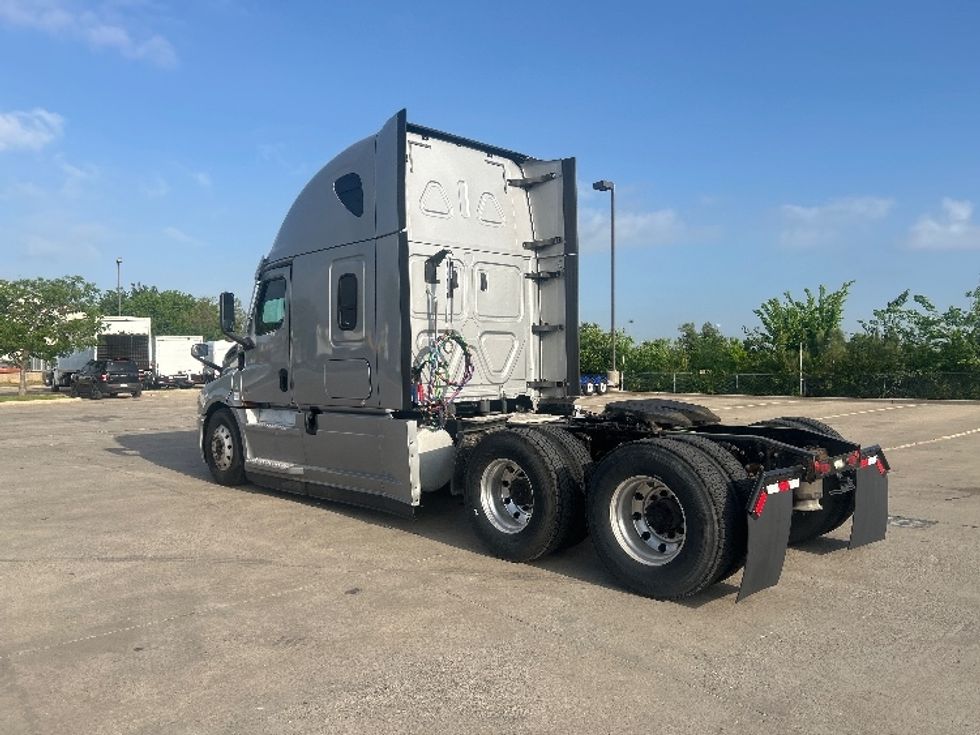 Sleeper Tractor-Heavy Duty Tractors-Freightliner-2021-T12664ST-Dallas-TX-719,995\n\t\tmiles-$ 39,500 - Image 5