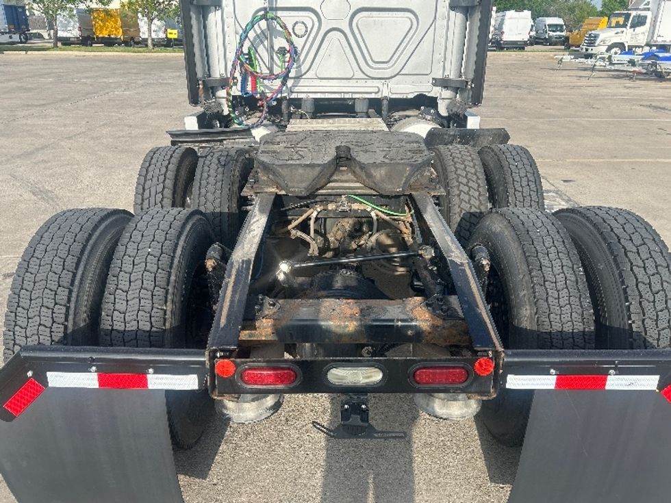 Sleeper Tractor-Heavy Duty Tractors-Freightliner-2021-T12664ST-Dallas-TX-719,995\n\t\tmiles-$ 39,500 - Image 6