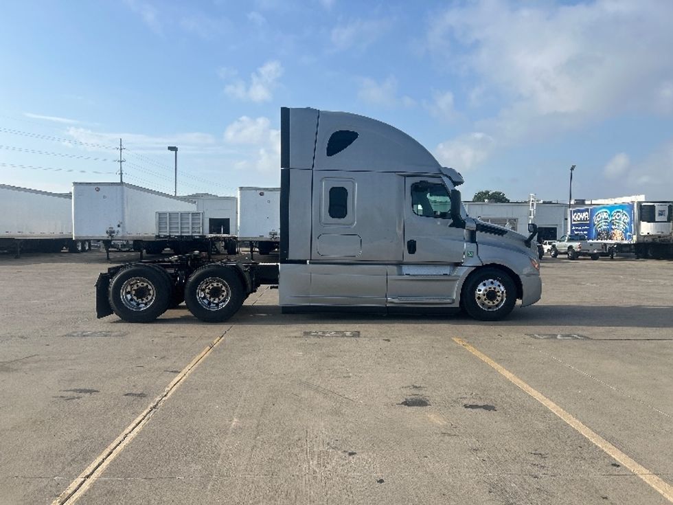 Sleeper Tractor-Heavy Duty Tractors-Freightliner-2021-T12664ST-Dallas-TX-719,995\n\t\tmiles-$ 39,500 - Image 8