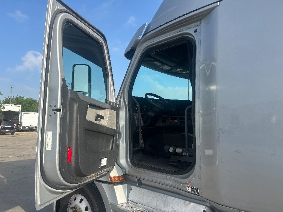 Sleeper Tractor-Heavy Duty Tractors-Freightliner-2021-T12664ST-Dallas-TX-719,995\n\t\tmiles-$ 39,500 - Image 9