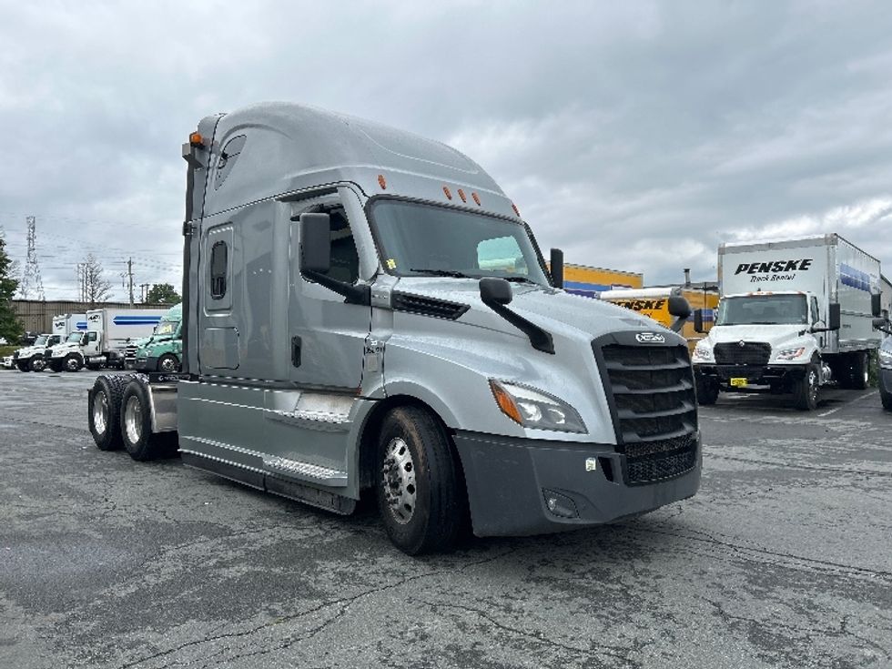 Sleeper Tractor-Heavy Duty Tractors-Freightliner-2021-T12664ST-Dartmouth-NS-821,245\n\t\tkm-$ 88,750 - Image 1