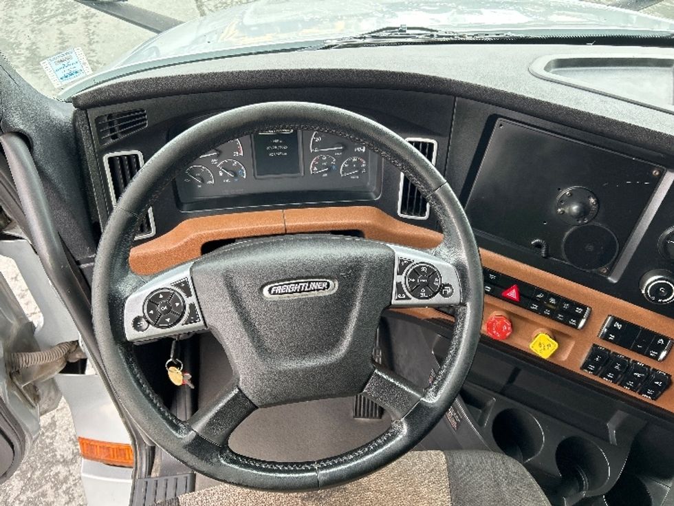 Sleeper Tractor-Heavy Duty Tractors-Freightliner-2021-T12664ST-Dartmouth-NS-821,245\n\t\tkm-$ 88,750 - Image 10