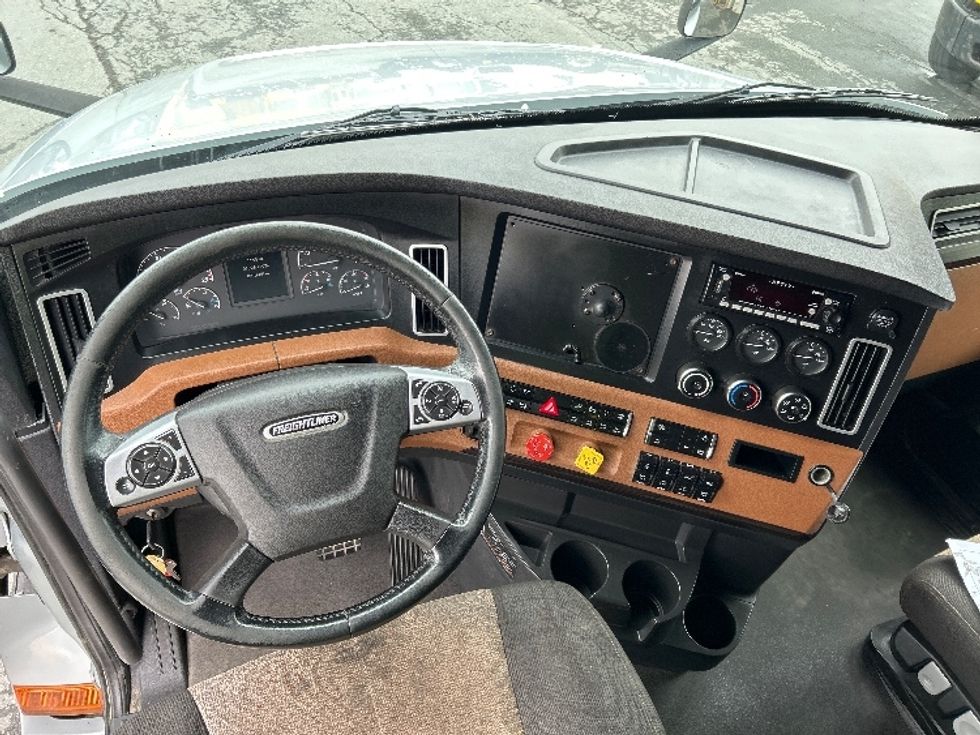 Sleeper Tractor-Heavy Duty Tractors-Freightliner-2021-T12664ST-Dartmouth-NS-821,245\n\t\tkm-$ 88,750 - Image 11